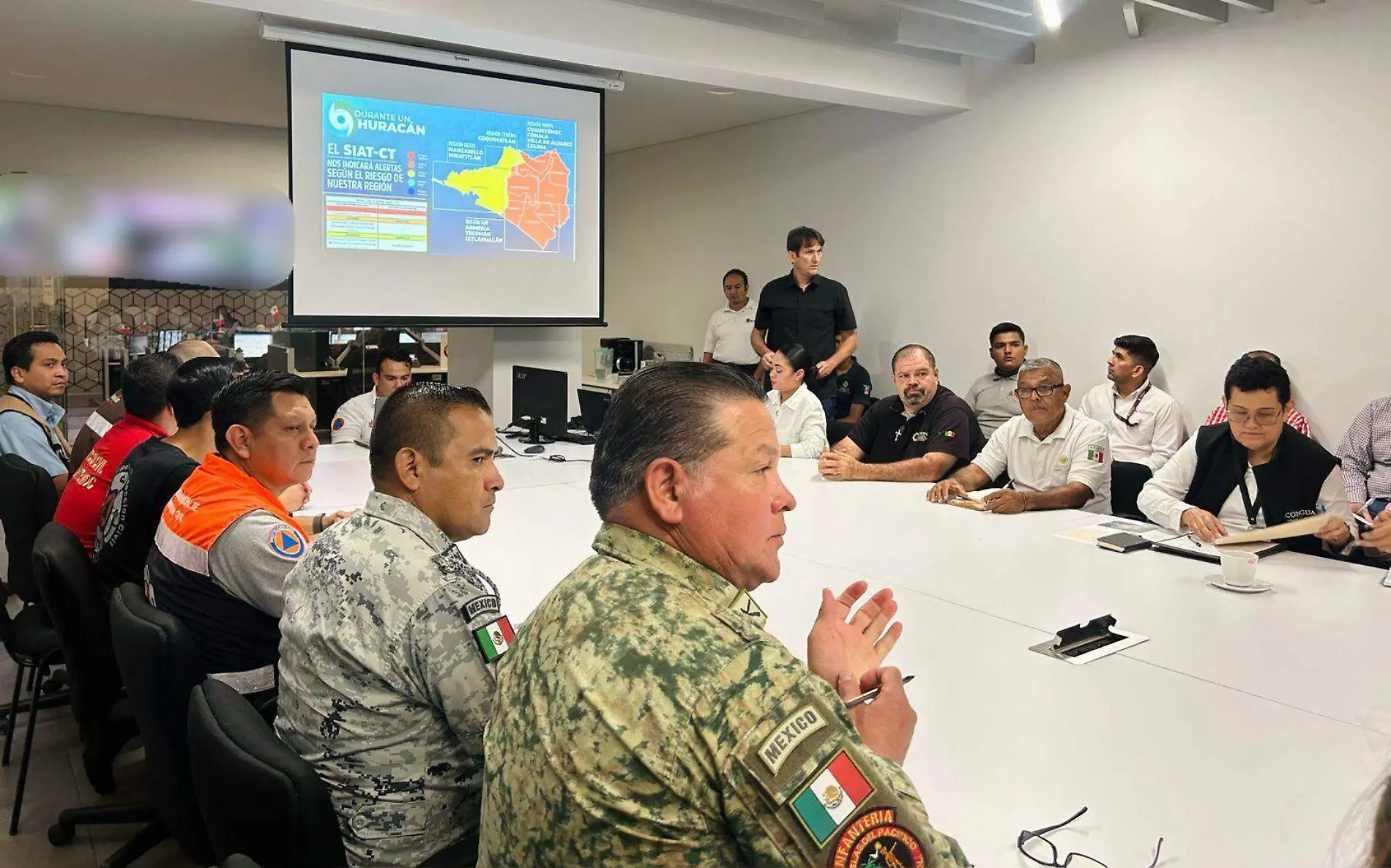 Sesión de comite por el paso del huracán John en Colima